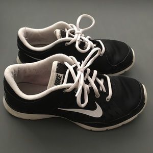 WOMENS BLACK NIKE TENNIS SHOES!
